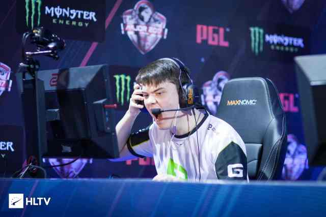 虽然保持在 虽然保持在